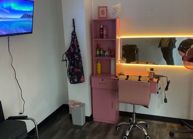 Chic beauty station at Thatgirl_Tiny, Staten Island, New York, US with pink decor and modern equipment.