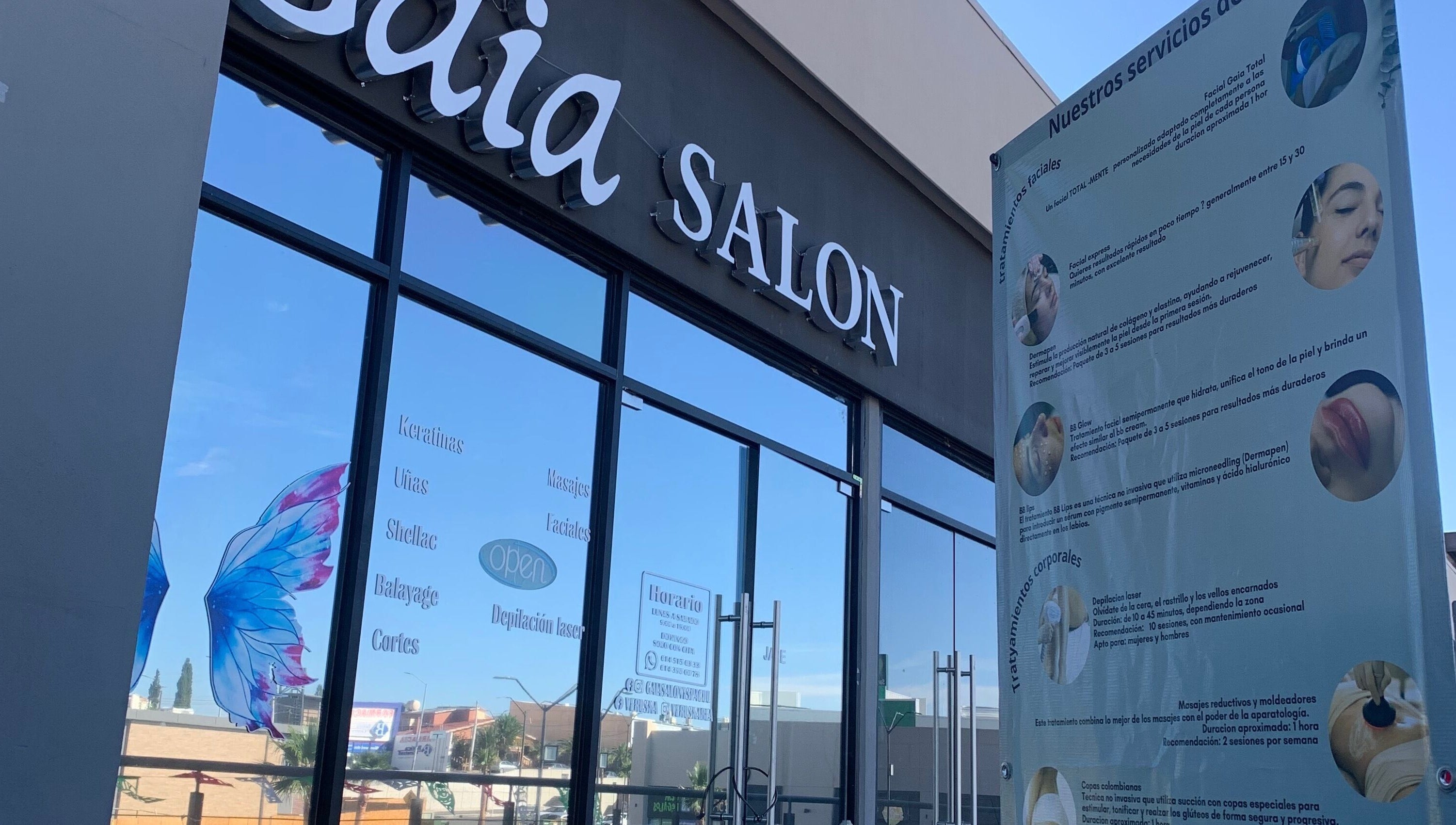 Fachada del salón MM NAIL DESIGNER en Chihuahua, Chihuahua, MX con cartel de servicios de belleza y bienestar.