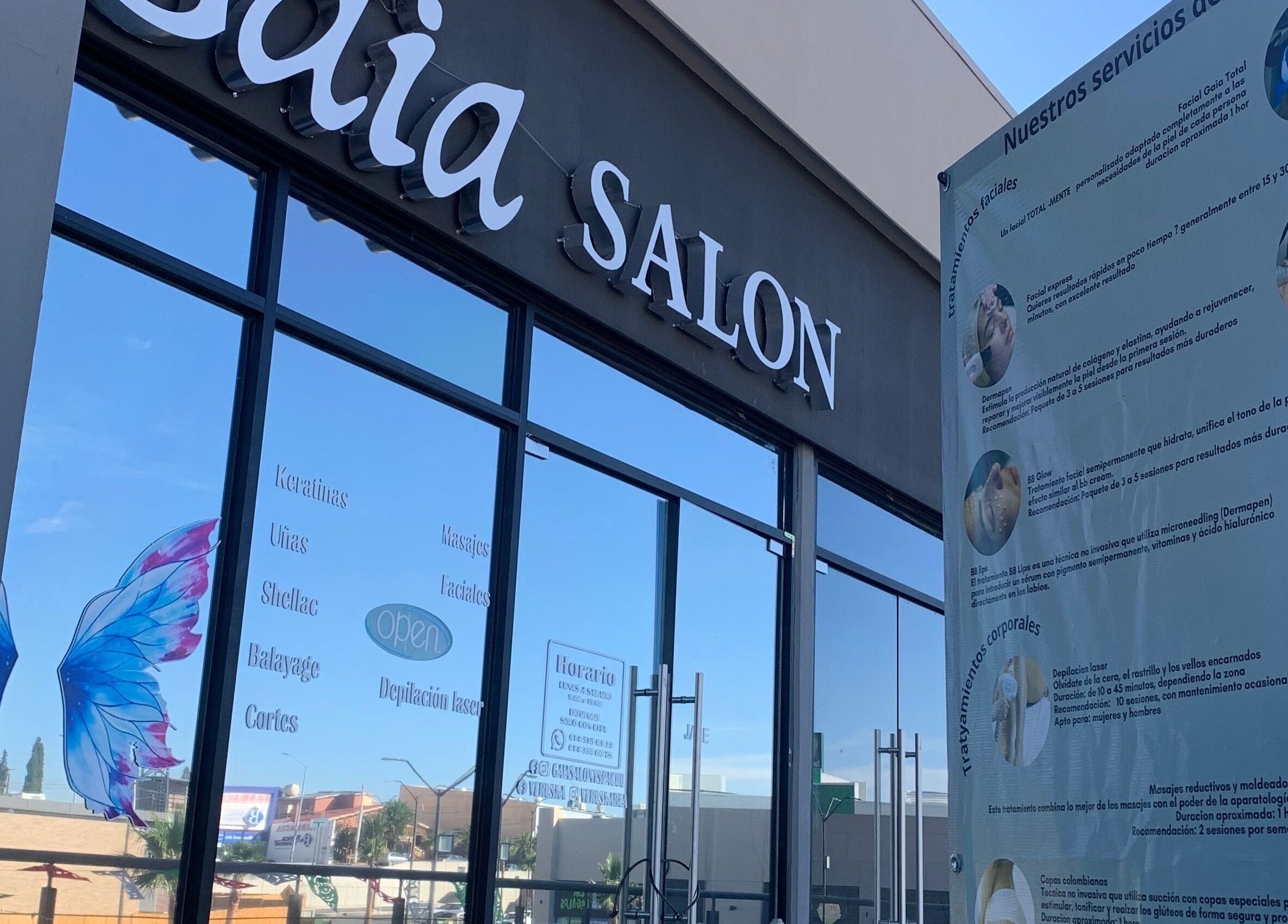 Fachada del salón MM NAIL DESIGNER en Chihuahua, Chihuahua, MX con cartel de servicios de belleza y bienestar.