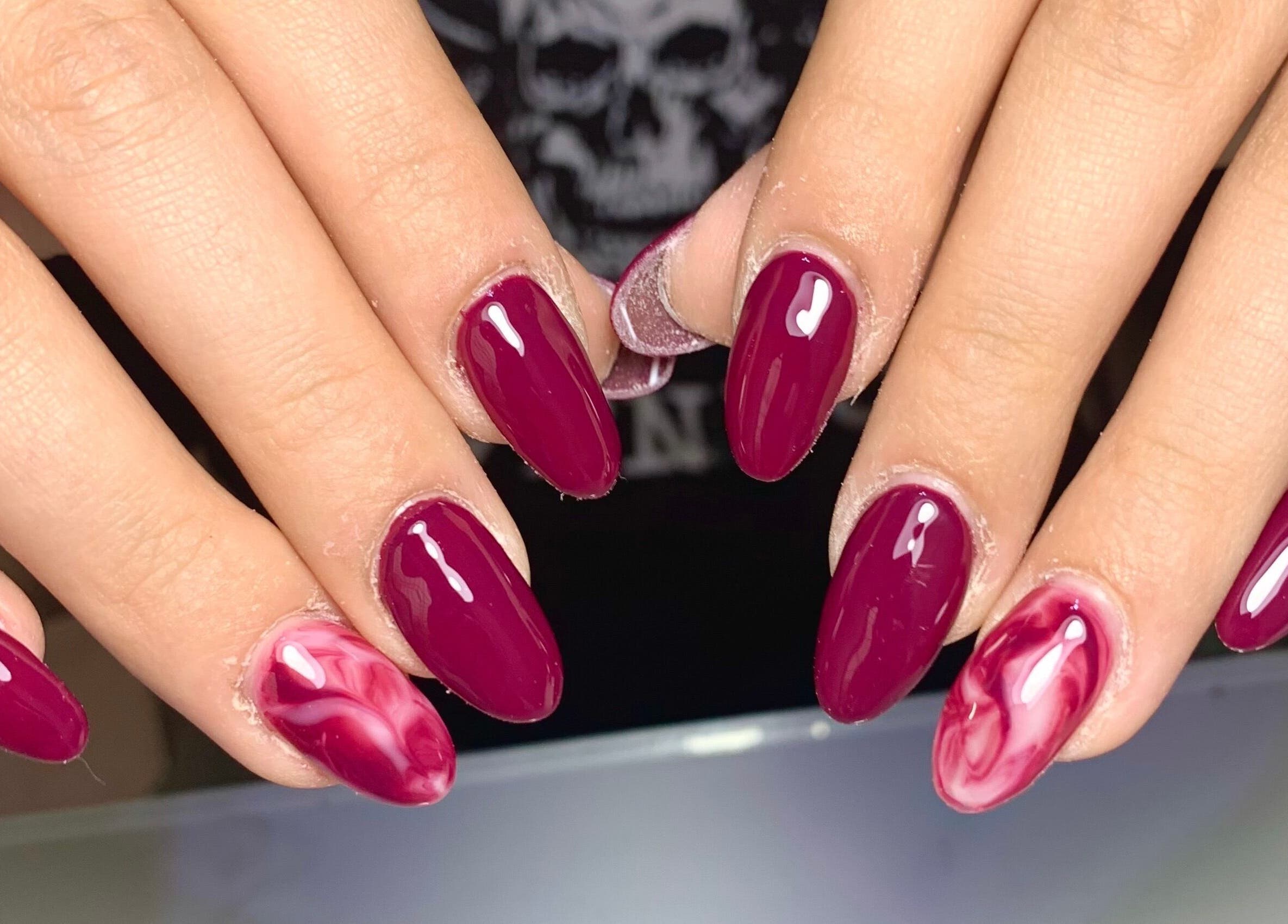 Manicura burdeos con diseño artístico en MM NAIL DESIGNER, Chihuahua, Chihuahua, MX.