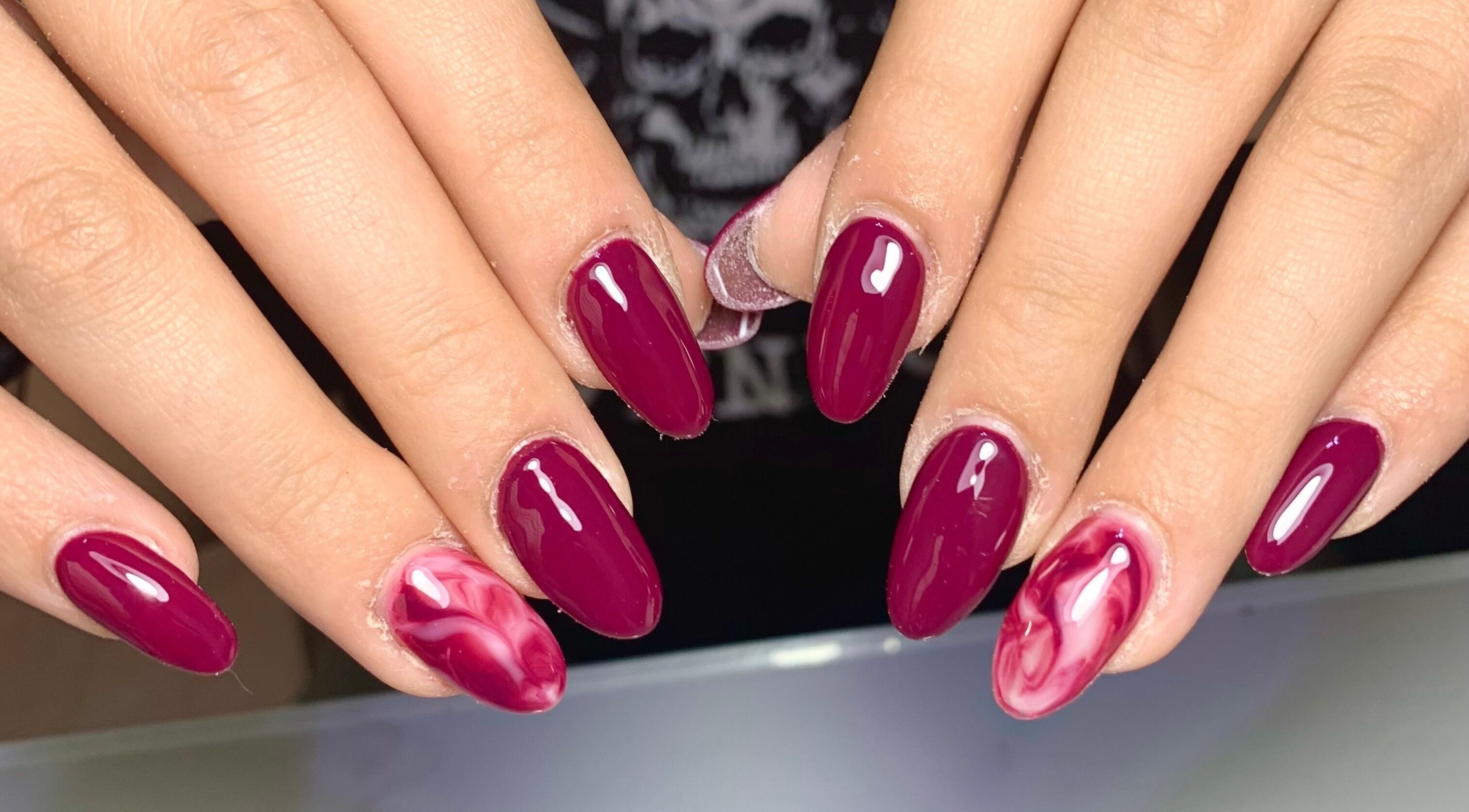 Manicura burdeos con diseño artístico en MM NAIL DESIGNER, Chihuahua, Chihuahua, MX.