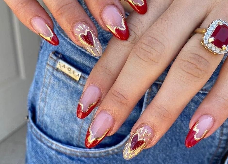 Uñas elegantes con diseño rojo y dorado en MM NAIL DESIGNER, Chihuahua, Chihuahua, MX.