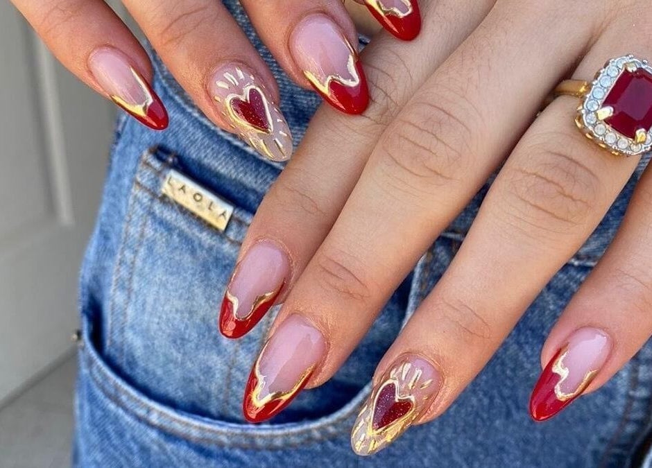Uñas elegantes con diseño rojo y dorado en MM NAIL DESIGNER, Chihuahua, Chihuahua, MX.