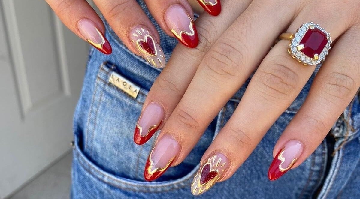 Uñas elegantes con diseño rojo y dorado en MM NAIL DESIGNER, Chihuahua, Chihuahua, MX.