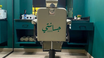 Modern salon chair at Janti Salon for Men, Doha, Doha Municipality, QA, highlighting luxury grooming experience.