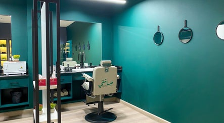 Chic barber chair and vanity at Janti Salon for Men, Doha, Doha Municipality, QA, showcasing modern style.