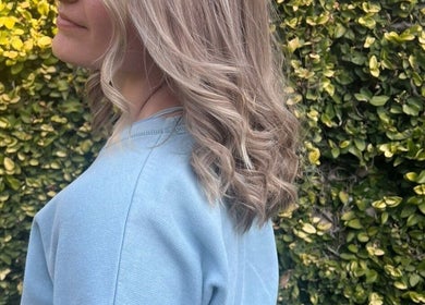 Elegant wavy hairstyle crafted by Tella The Hybrid Stylist in Pretoria, Gauteng, ZA.