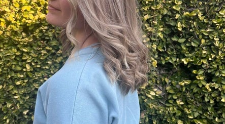 Elegant wavy hairstyle crafted by Tella The Hybrid Stylist in Pretoria, Gauteng, ZA.