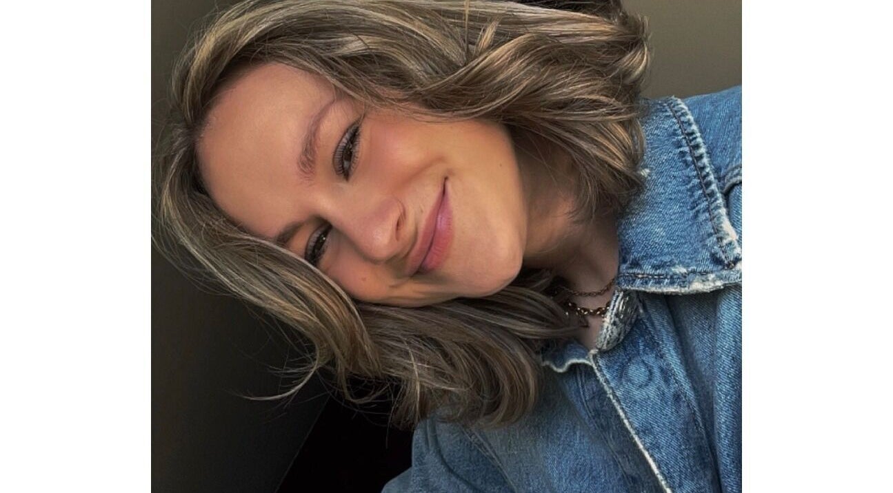 Vrouw met glimlach en golvend haar bij Beauty by Vianen, Giessenburg, Zuid-Holland, NL.