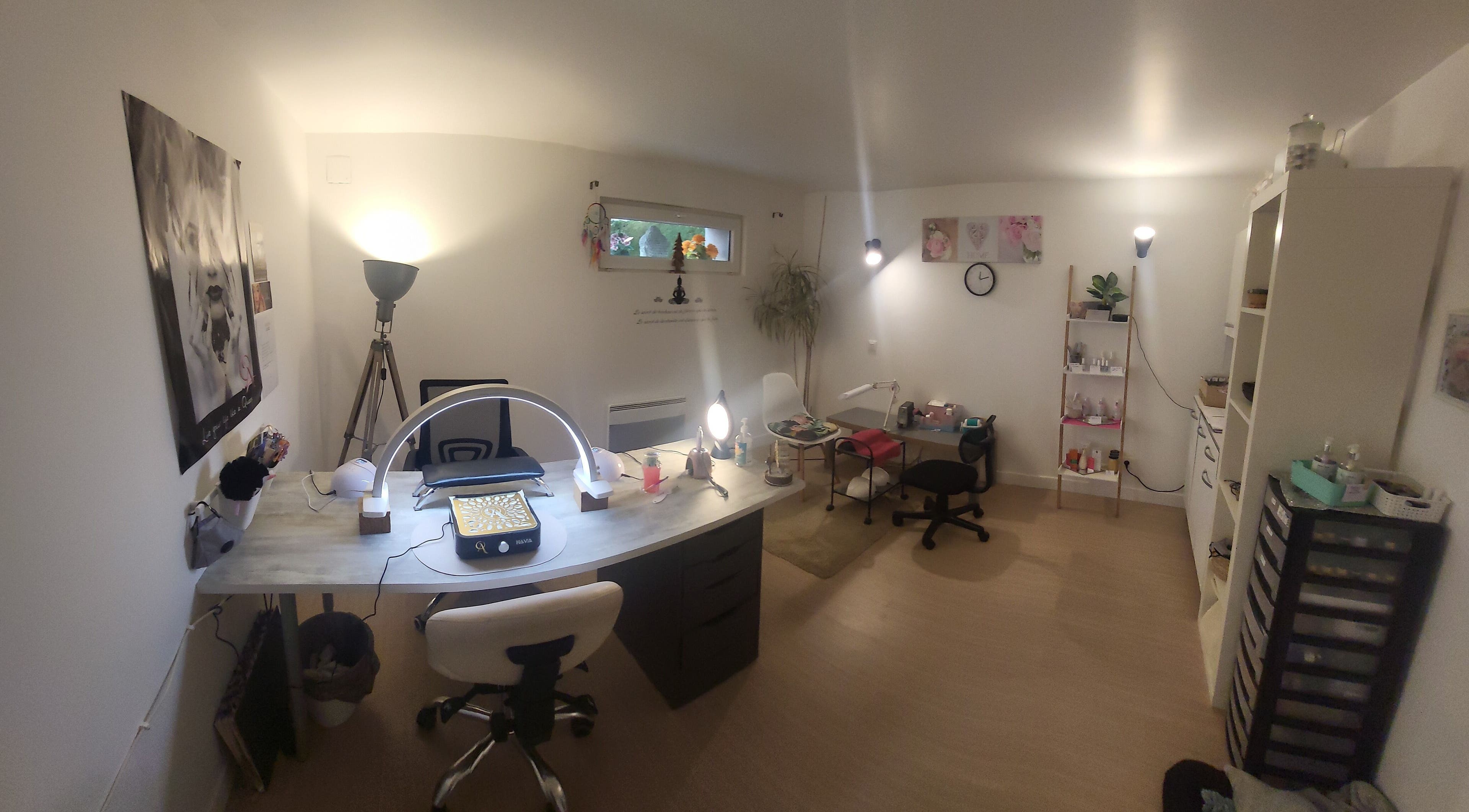 Salon moderne chez LS Ongles à Lantéfontaine, Grand Est, FR, avec équipements de manucure élégants.