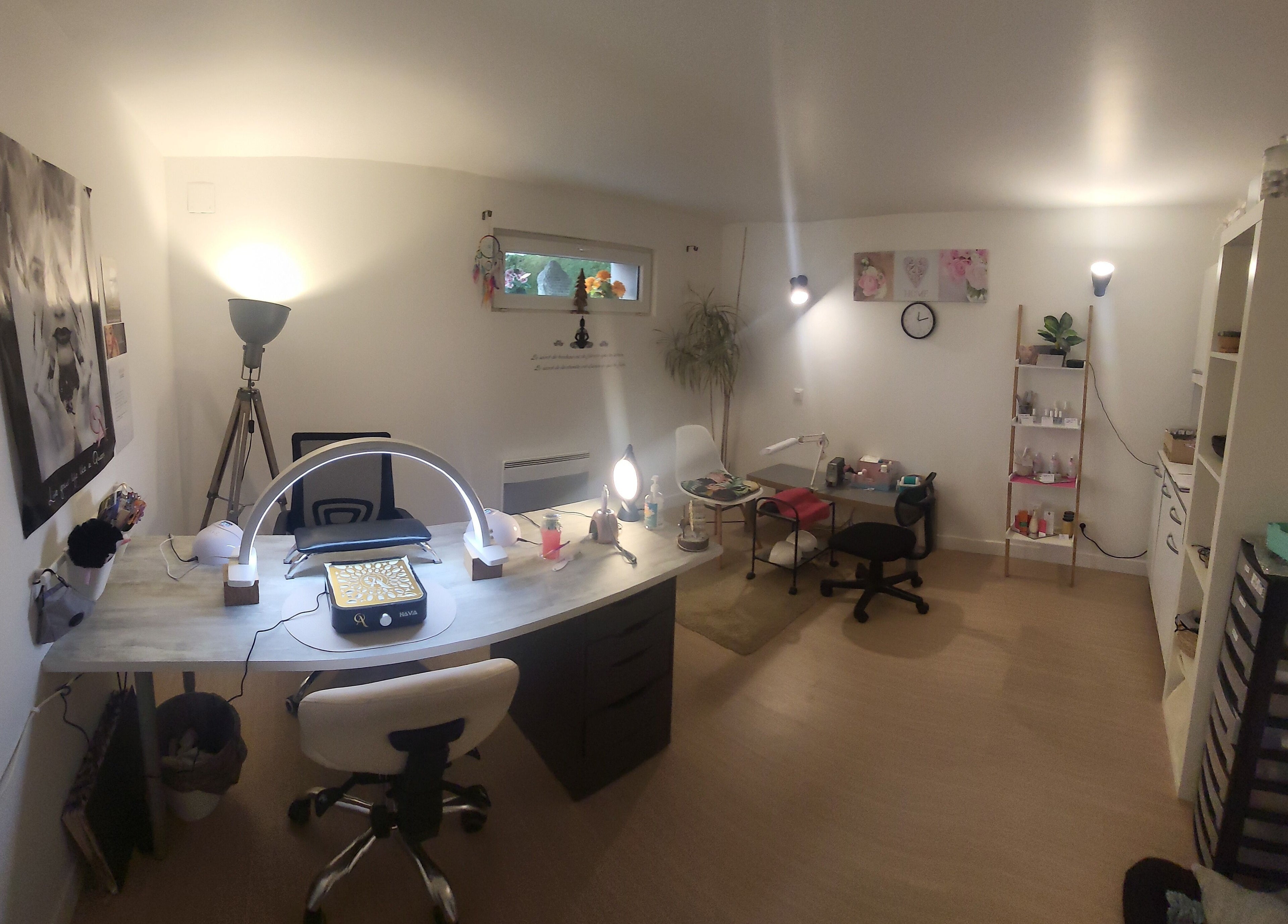 Intérieur moderne et lumineux de LS Ongles, Lantéfontaine, Grand Est, FR, avec espace de manucure.