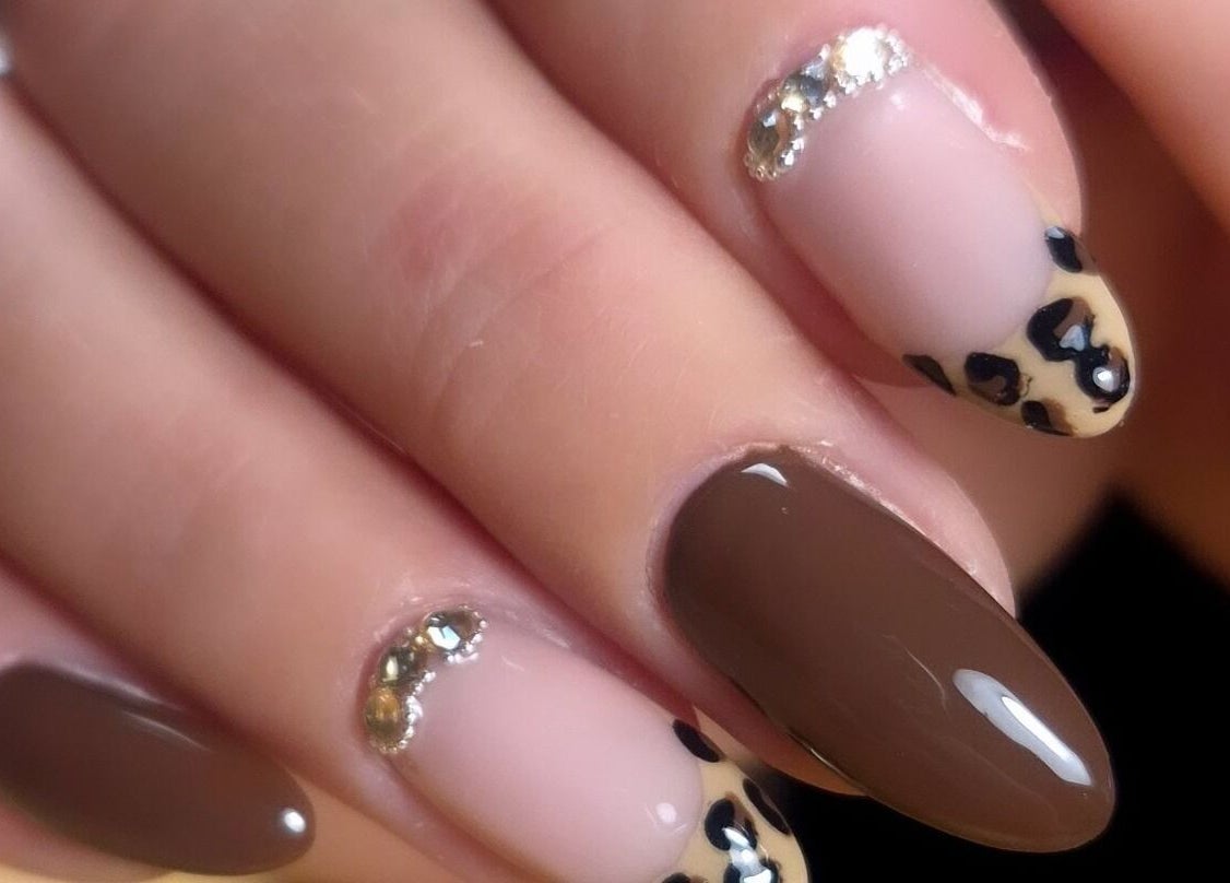 Manucure élégante avec motifs léopard à LS Ongles, Lantéfontaine, Grand Est, FR.