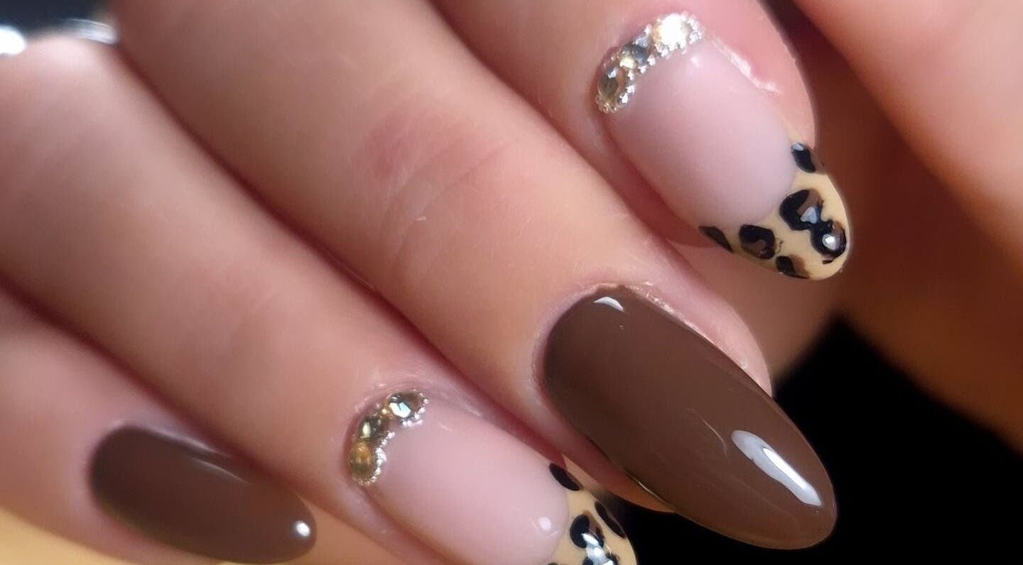 Manucure élégante avec motifs léopard à LS Ongles, Lantéfontaine, Grand Est, FR.