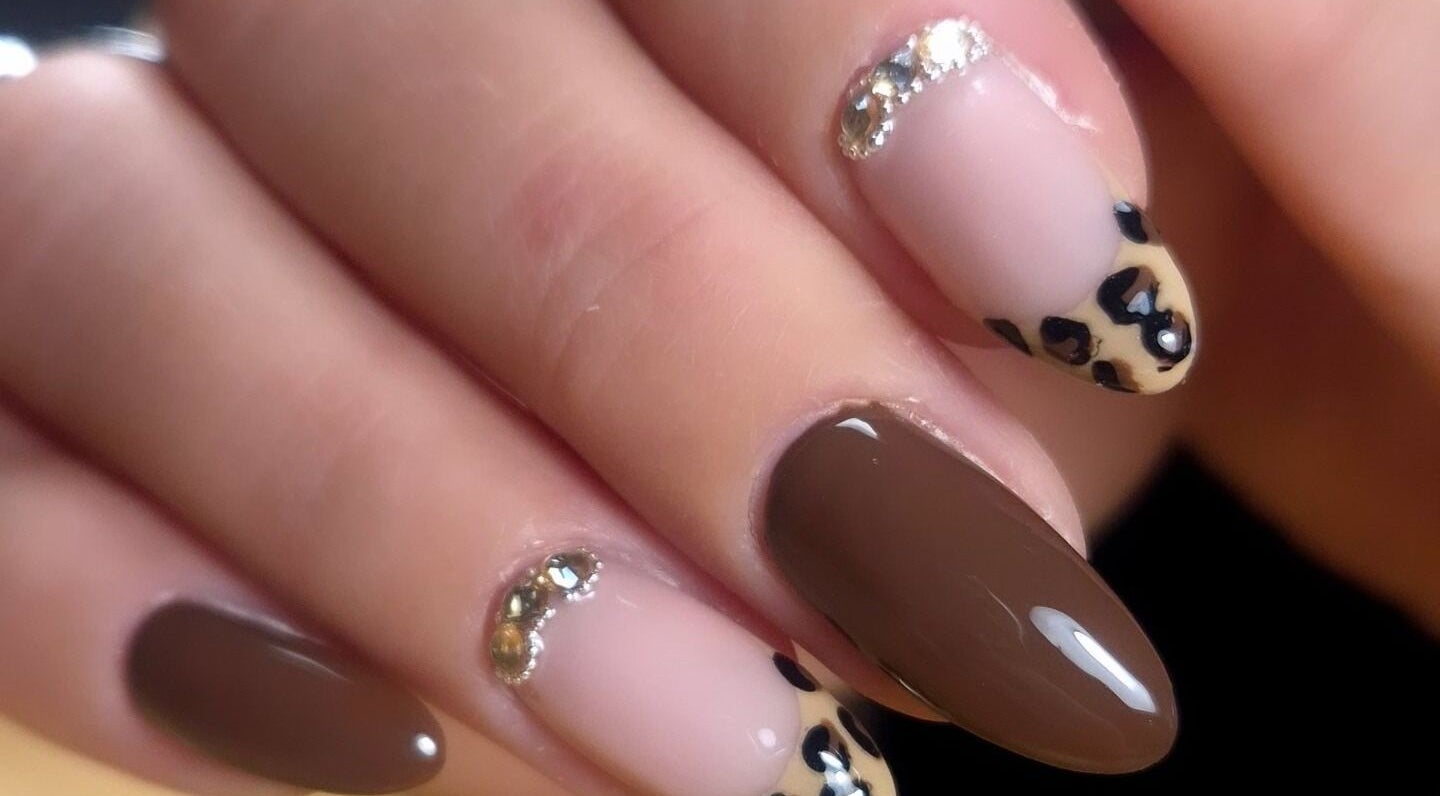 Manucure élégante avec motifs léopard à LS Ongles, Lantéfontaine, Grand Est, FR.