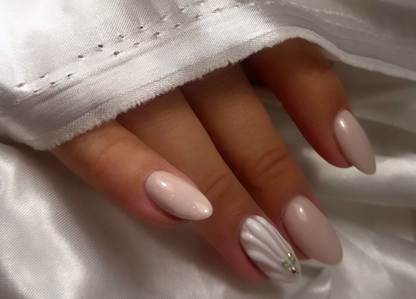 Manucure élégante à LS Ongles, Lantéfontaine, Grand Est, FR, sur fond de satin blanc.