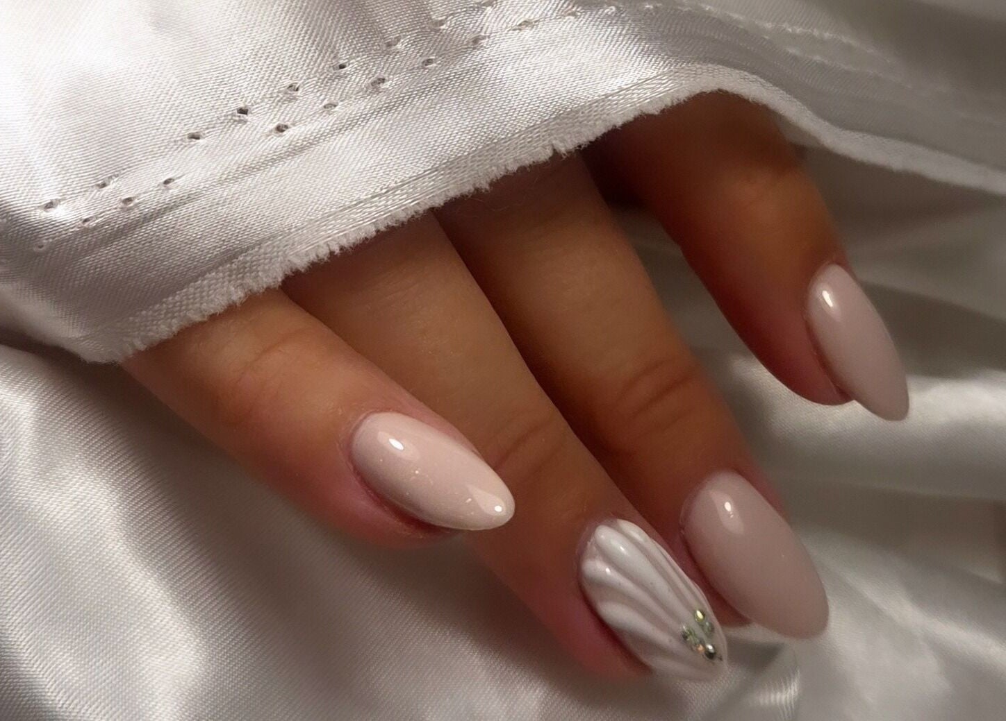 Manucure élégante à LS Ongles, Lantéfontaine, Grand Est, FR, sur fond de satin blanc.