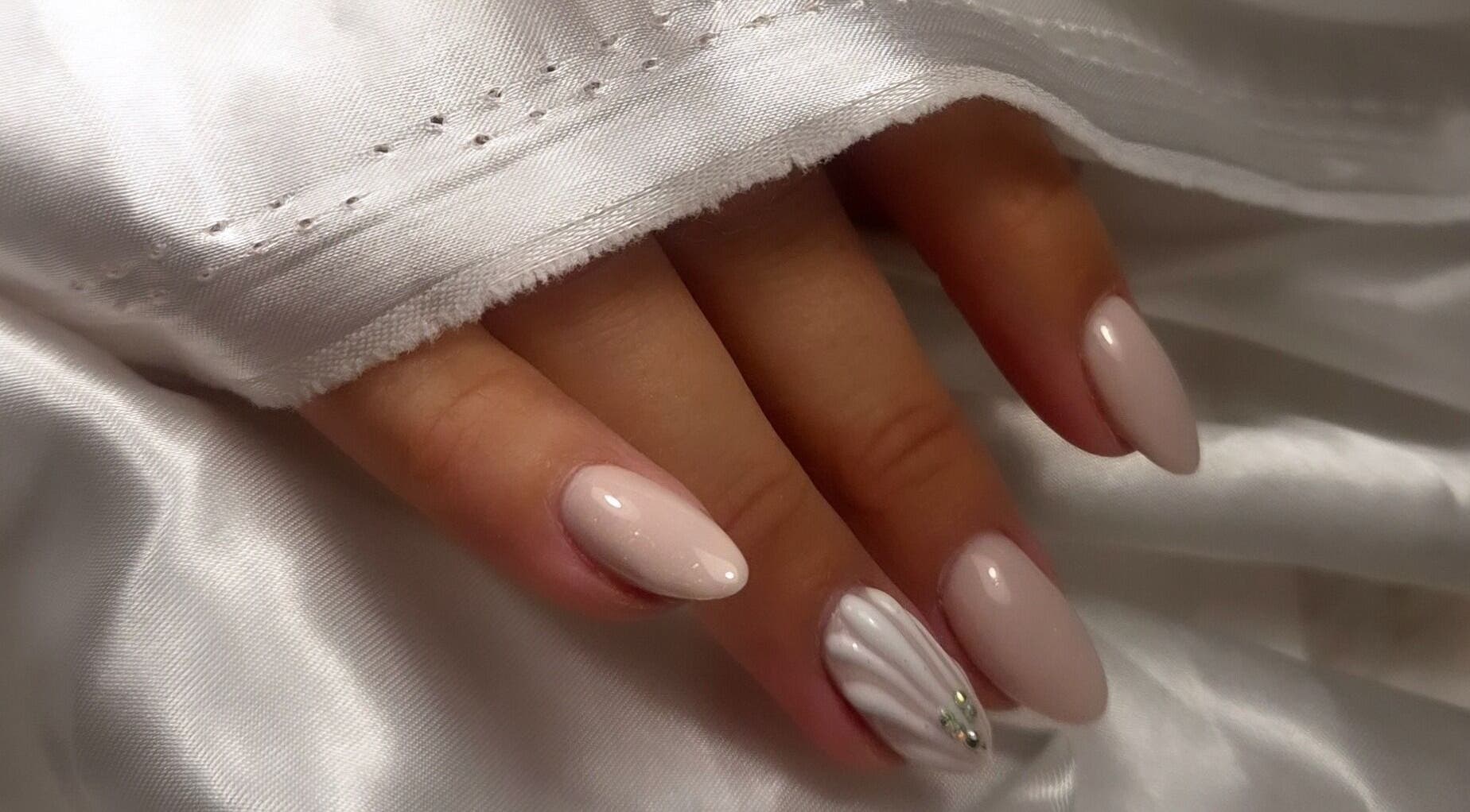 Manucure élégante à LS Ongles, Lantéfontaine, Grand Est, FR, sur fond de satin blanc.