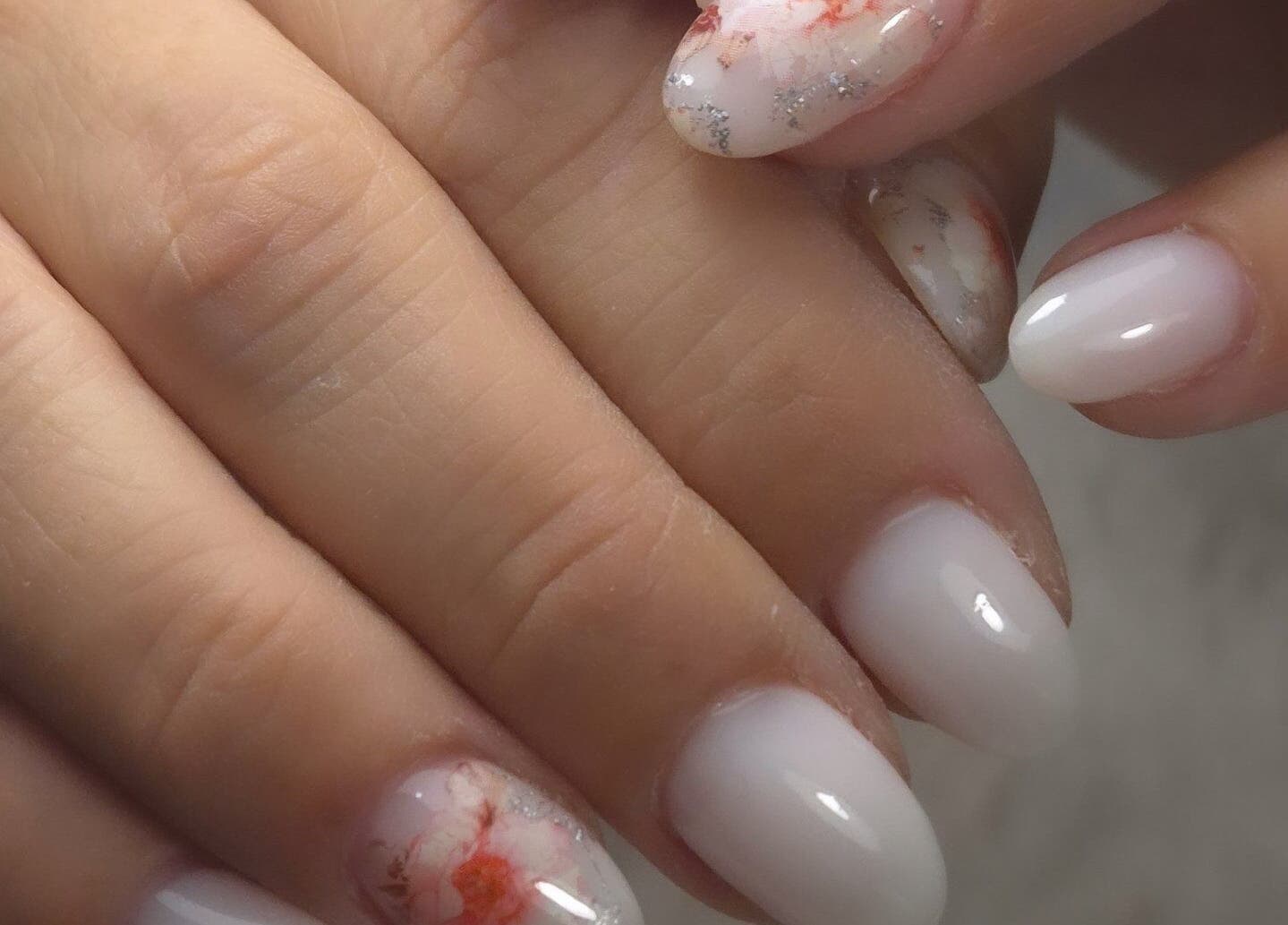 Ongles manucurés blancs brillants à LS Ongles, Lantéfontaine, Grand Est, FR, avec motifs délicats.