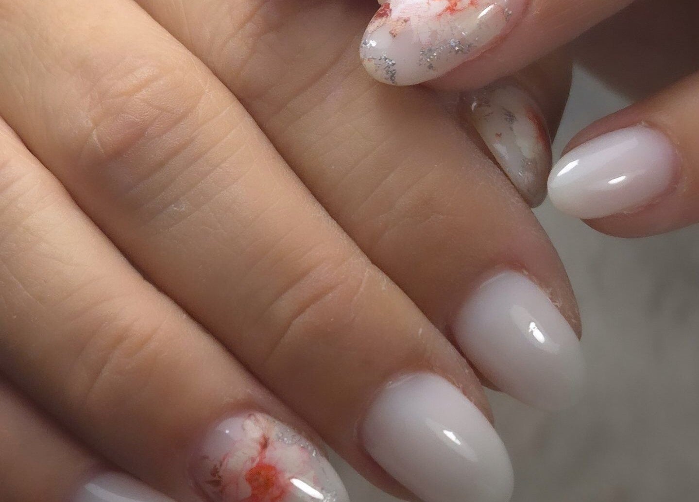 Ongles manucurés blancs brillants à LS Ongles, Lantéfontaine, Grand Est, FR, avec motifs délicats.