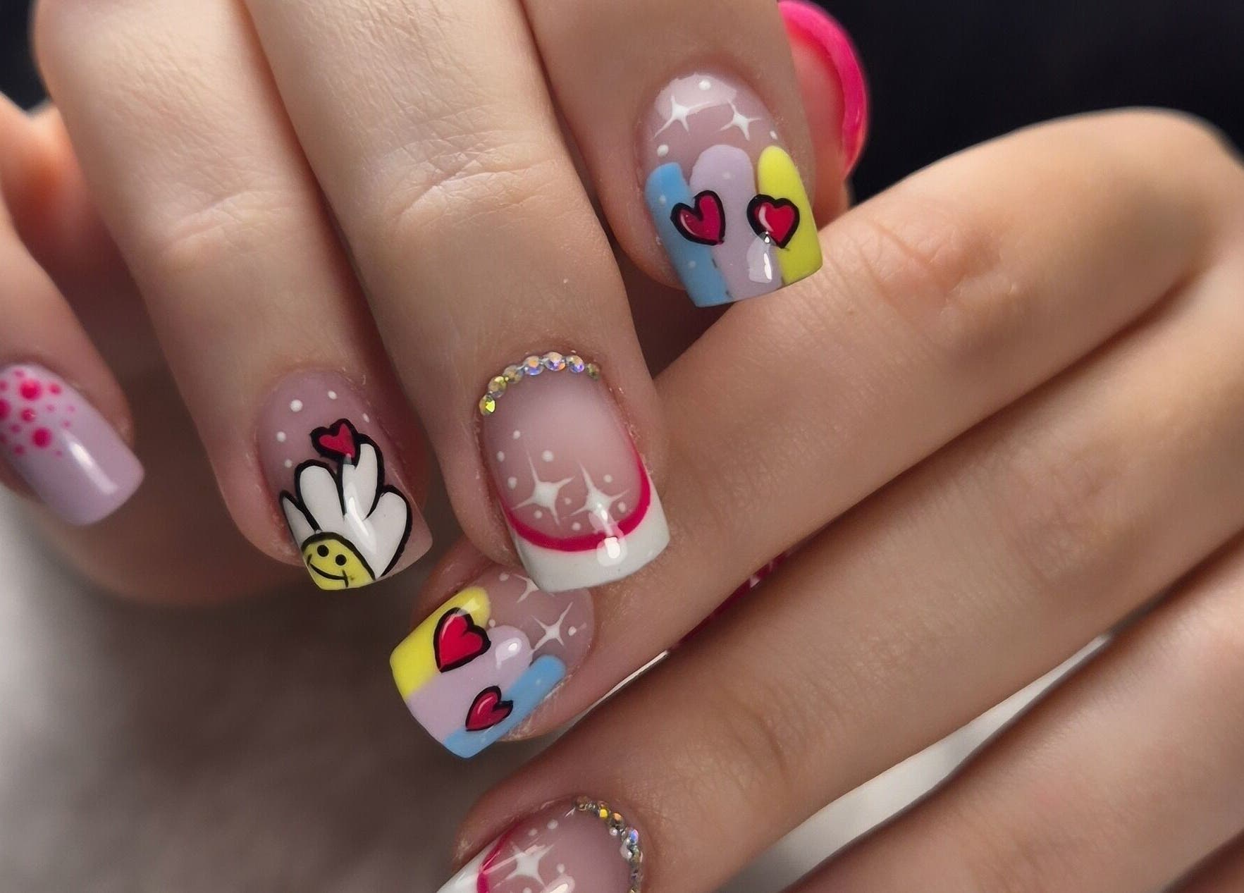 Nail art coloré et amusant à LS Ongles, Lantéfontaine, Grand Est, FR.