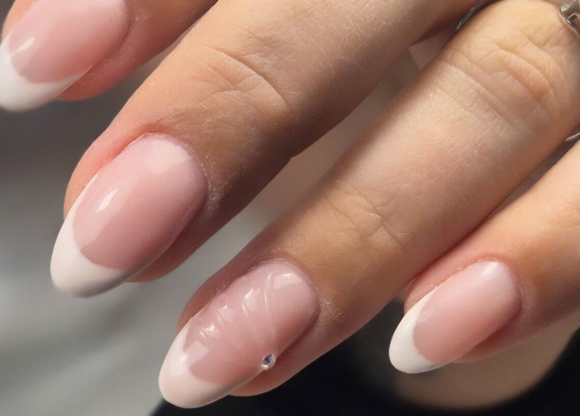 Manucure française élégante à LS Ongles, Lantéfontaine, Grand Est, FR.