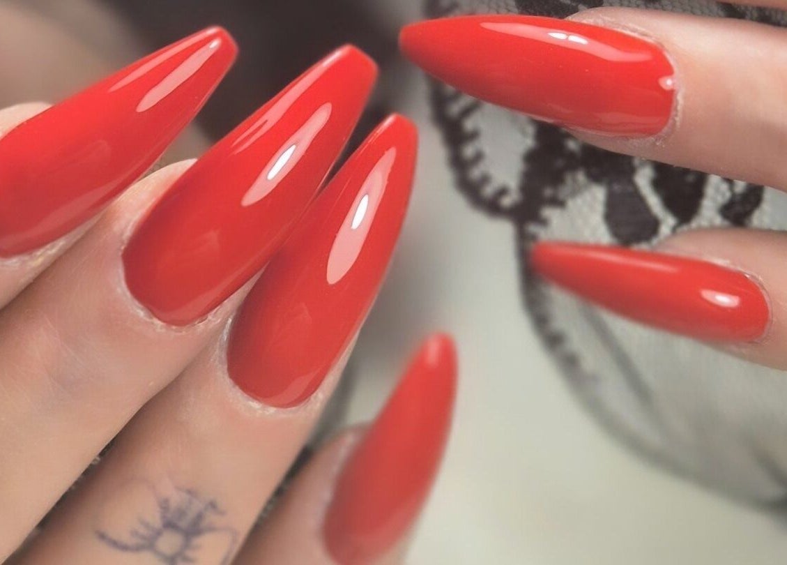 Ongles rouges à la mode à LS Ongles, Lantéfontaine, Grand Est, FR, exemplifiant l'élégance et la précision.