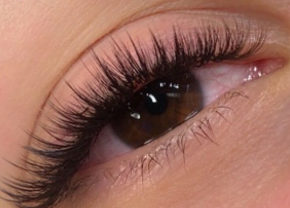 Close-up of expertly applied eyelash extensions at GlowHeadSpa in San Pawl Il-baħar, MT.