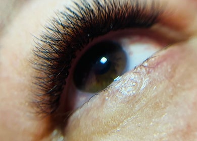 Extensão de cílios em Emanuela Rodrigues, São Paulo, São Paulo, BR, destacando olhos deslumbrantes.