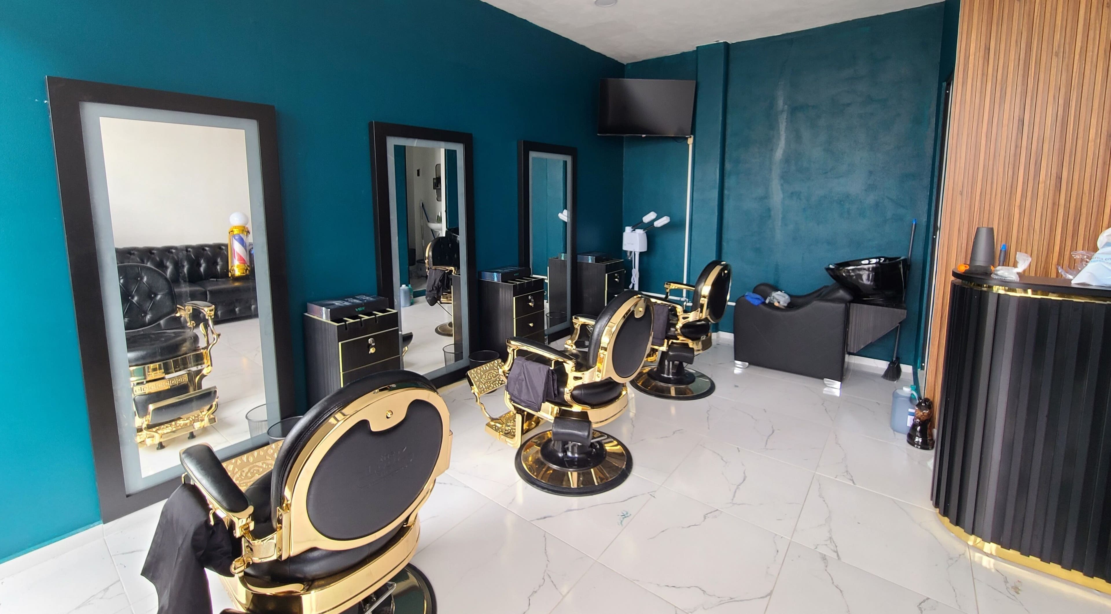 Elegante salón en ALBA DI MAR, San Martín Azcatepec, Estado De México, MX con sillas doradas y espejos modernos.