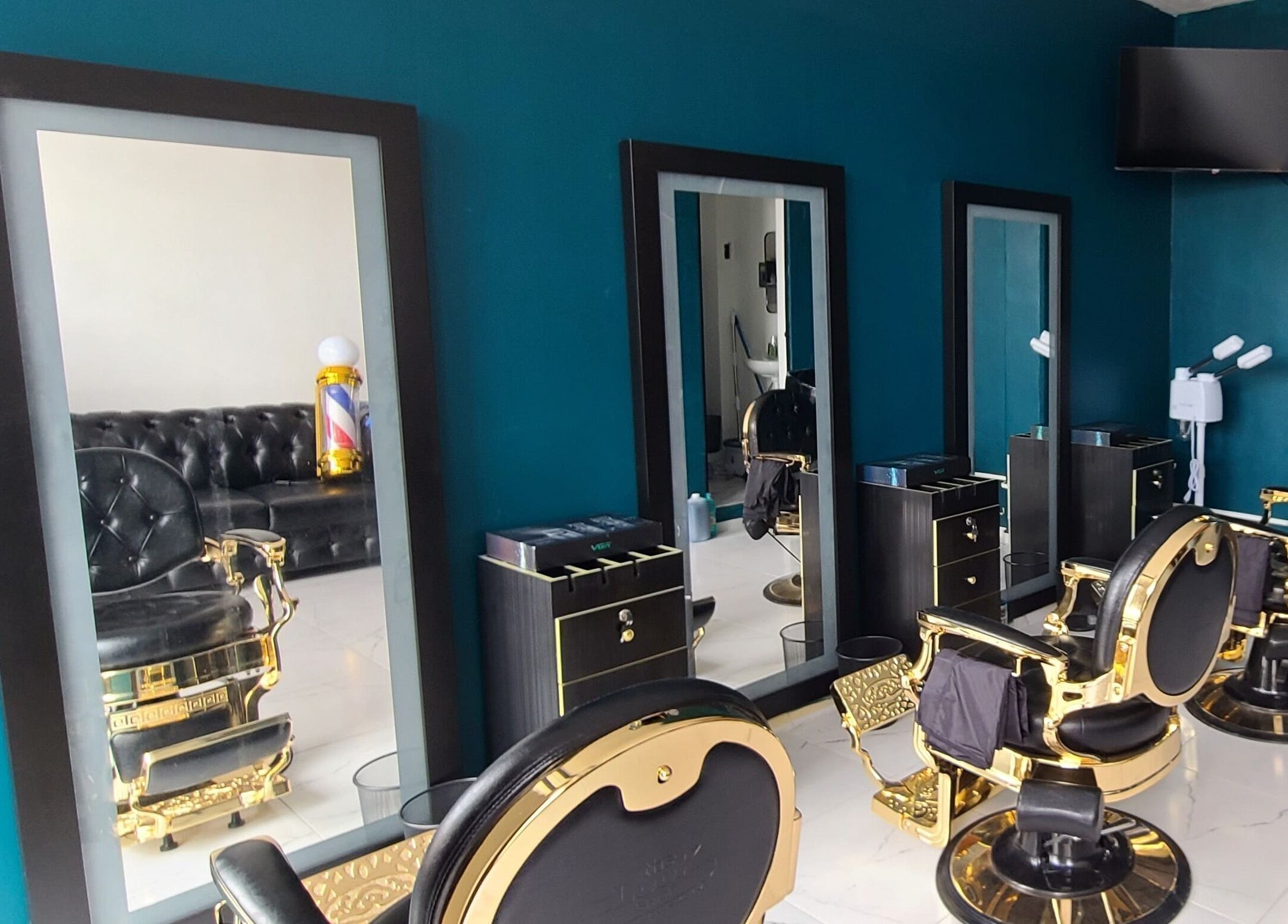 Interior de ALBA DI MAR en San Martín Azcatepec, Estado De México, con sillas doradas y espejos elegantes.