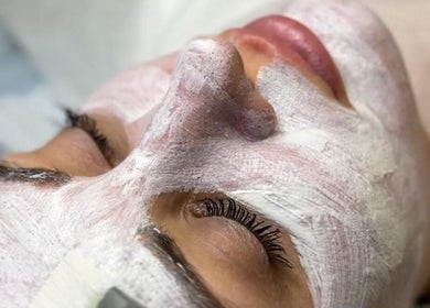 Tratamento facial relaxante em Layla Alves - Estética, São Paulo, São Paulo, BR para uma pele renovada.