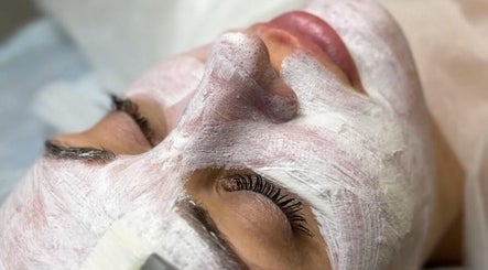 Tratamento facial relaxante em Layla Alves - Estética, São Paulo, São Paulo, BR para uma pele renovada.