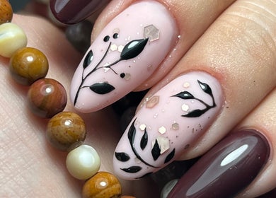 Manucure artistique avec feuilles au Beauty Studio, Saint-romain-sur-cher, Centre-val De Loire, FR.