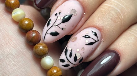 Manucure artistique avec feuilles au Beauty Studio, Saint-romain-sur-cher, Centre-val De Loire, FR.