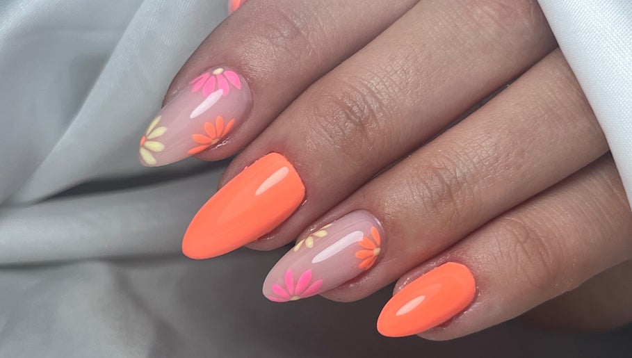 Nail art orange vif à Beauty Studio, Saint-romain-sur-cher, Centre-val De Loire, FR.