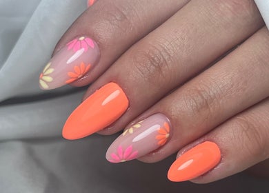 Nail art orange vif à Beauty Studio, Saint-romain-sur-cher, Centre-val De Loire, FR.