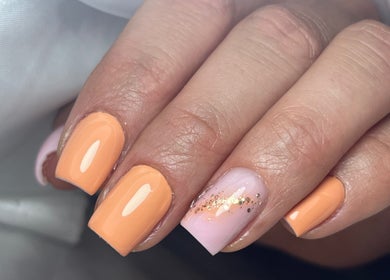 Manucure orange et pastel à Beauty Studio, Saint-romain-sur-cher, Centre-val De Loire, FR