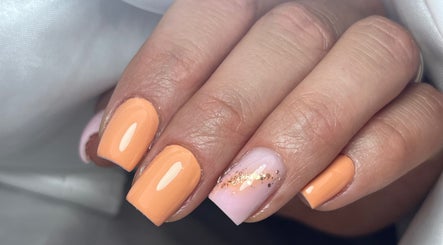 Manucure orange et pastel à Beauty Studio, Saint-romain-sur-cher, Centre-val De Loire, FR