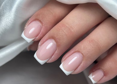 Manucure française élégante à Beauty Studio, Saint-romain-sur-cher, Centre-val De Loire, FR