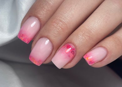 Manucure rose à Beauty Studio, Saint-romain-sur-cher, Centre-val De Loire, FR. Ongles avec motifs élégants.