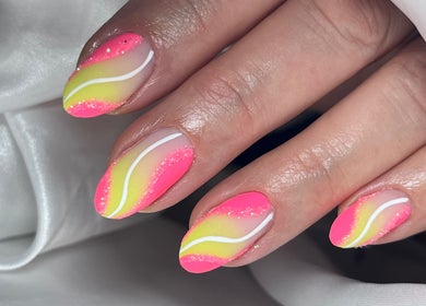 Nail art néon vibrant à Beauty Studio, Saint-romain-sur-cher, Centre-val De Loire, FR.