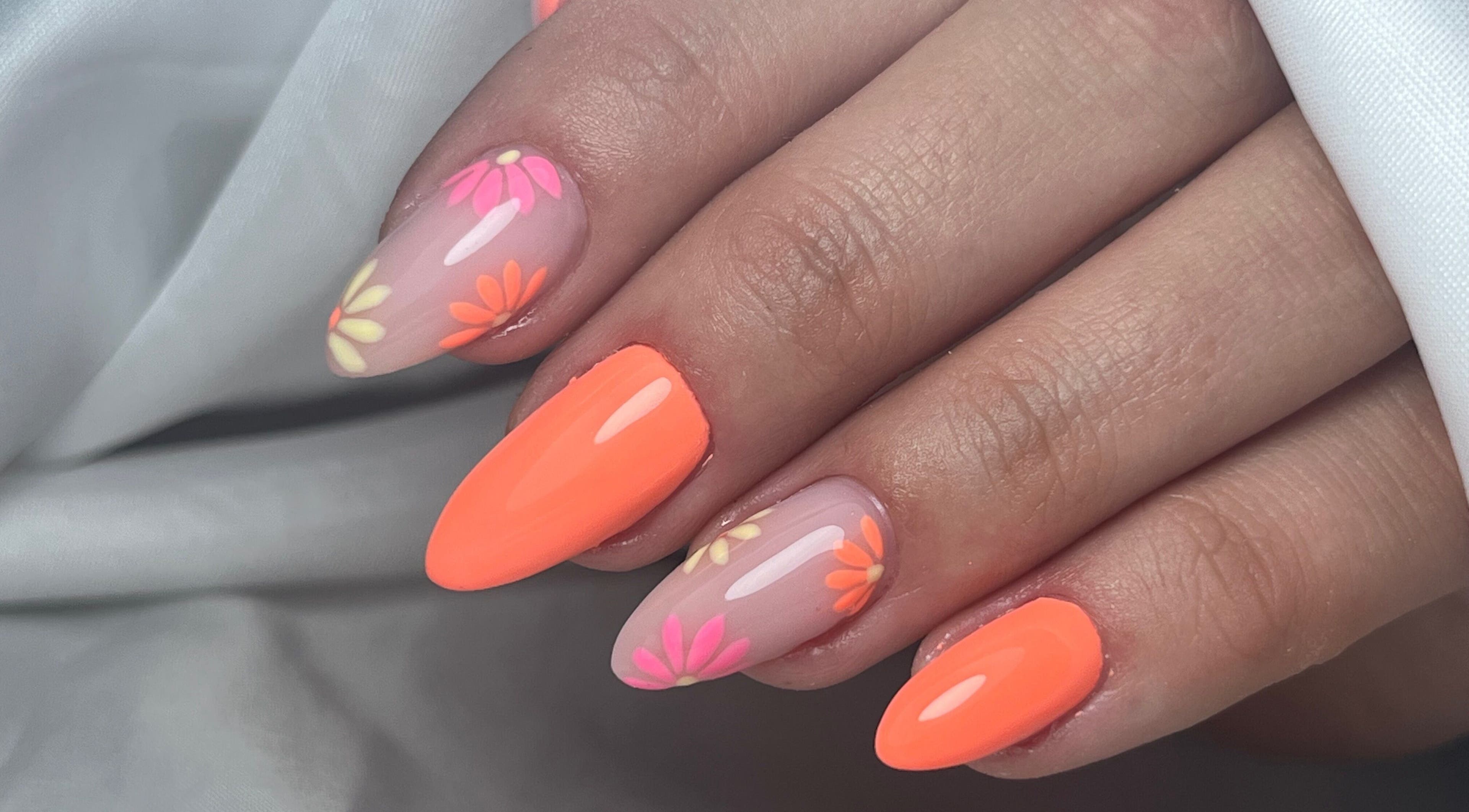 Nail art floral vibrant au Beauty Studio, Saint-romain-sur-cher, Centre-val De Loire, FR.