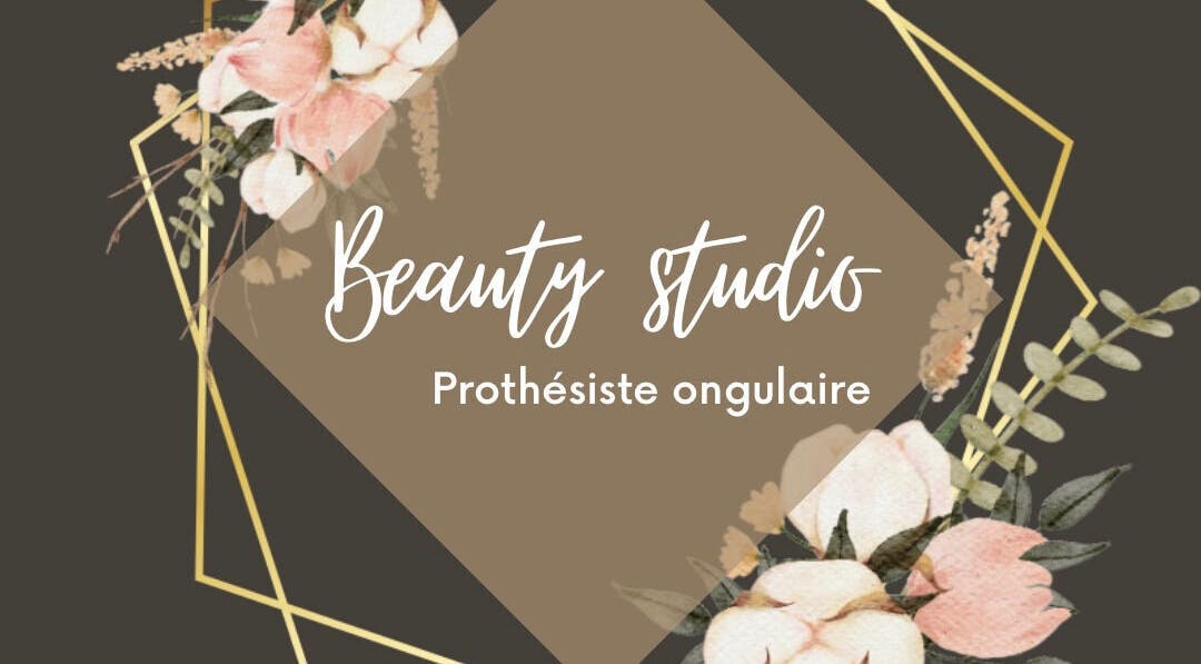Logo élégant de la Beauty Studio, Saint-romain-sur-cher, Centre-val De Loire, FR avec fleurs et motifs géométriques.