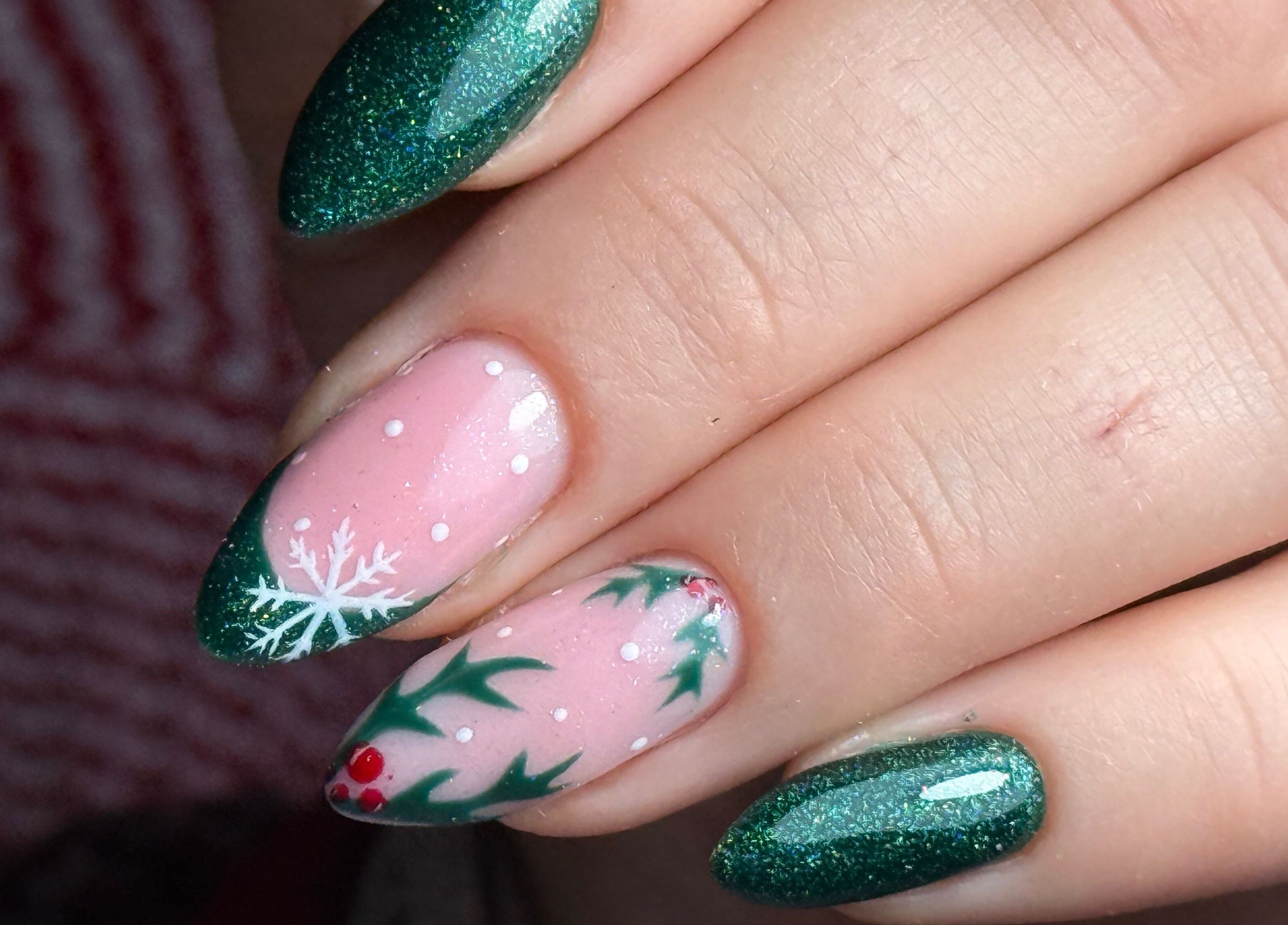 Manucure festive avec motifs hivernaux à Beauty Studio, Saint-romain-sur-cher, Centre-val De Loire, FR.