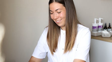 Vriendelijke specialist bij Puur ‘L by Lauren in Bornem, Vlaanderen, BE, klaar voor effectieve wellnessbehandeling.