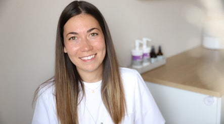 Puur ‘L by Lauren specialist lacht vriendelijk in Bornem, Vlaanderen, BE.