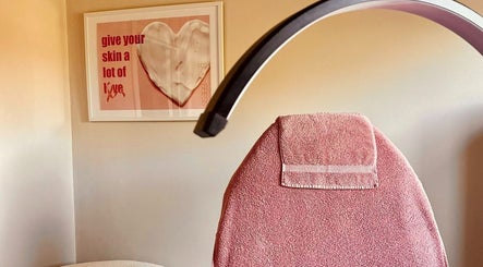 Gezichtsbehandelruimte bij Puur ‘L by Lauren, Bornem, Vlaanderen, BE. Roze handdoek en inspirerende poster.