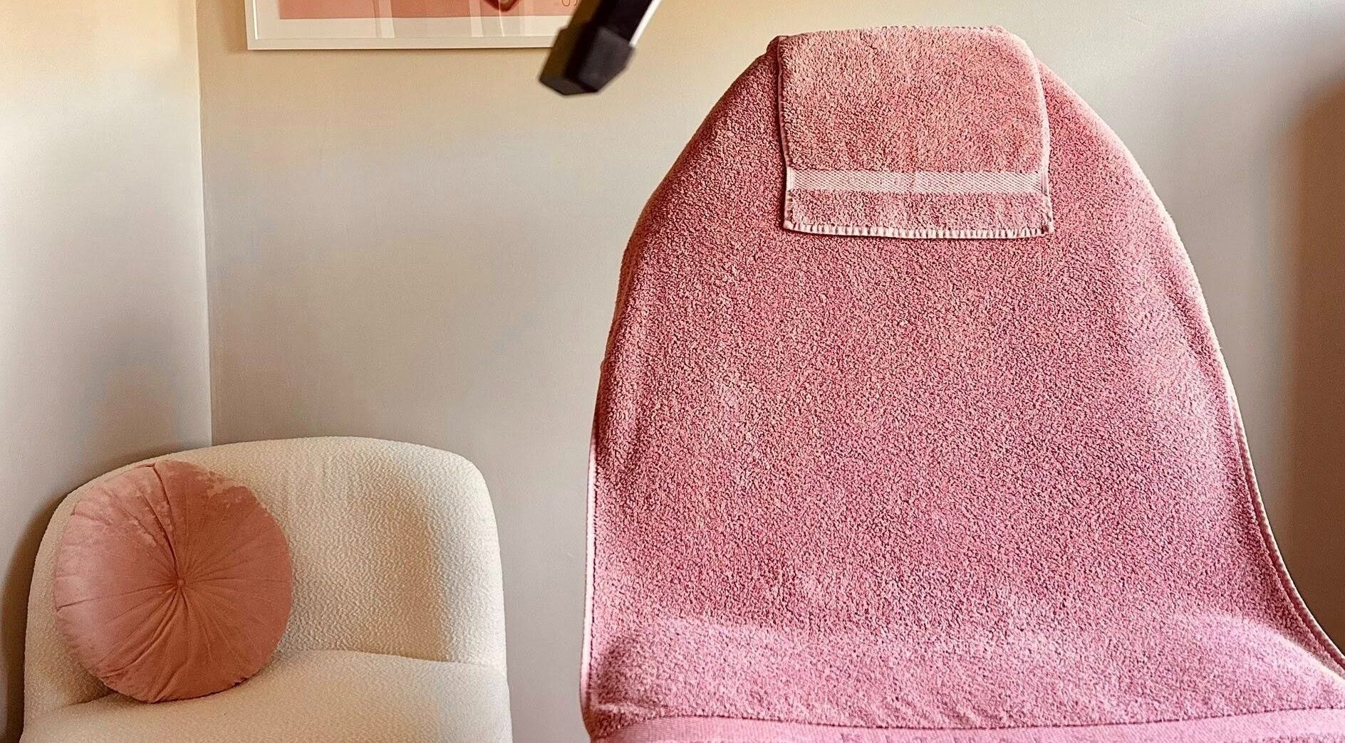 Roze behandelstoel bij Puur ‘L by Lauren, Bornem, Vlaanderen, BE. Comfort in een serene ambiance.