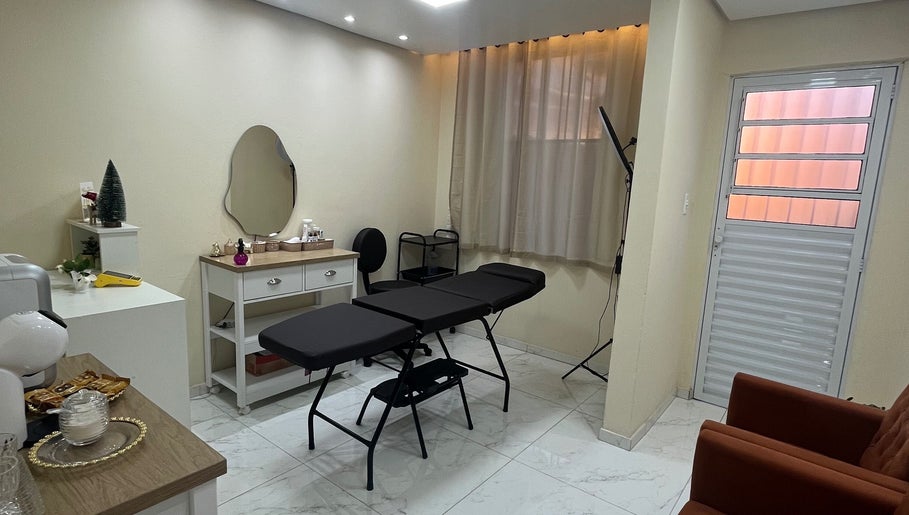 Sala de tratamento no Ateliê Milene Ribeiro, Rio Grande do Sul, BR, com mesa de massagens profissional.