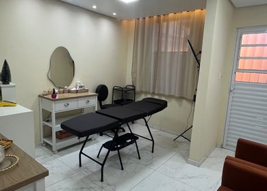 Sala de tratamento no Ateliê Milene Ribeiro, Rio Grande do Sul, BR, com mesa de massagens profissional.